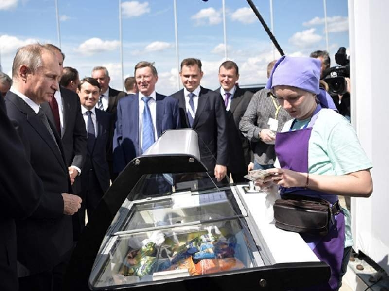 Новости дня: "Путинская мороженщица" призналась, что она не простая продавщица