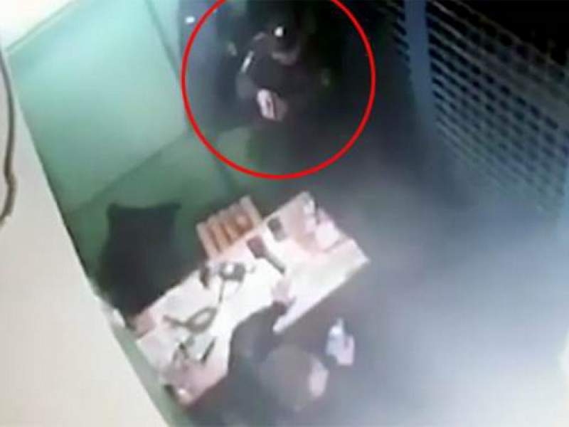Новости дня: Расстрел московским полицейским своих коллег в Москве попал на видео