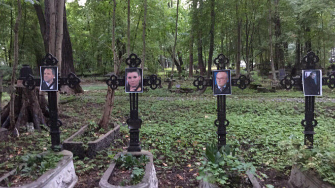Новости дня: Фото Путина, Соловьева и Тимати разместили на могилах в Петербурге