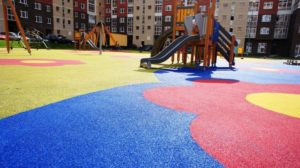 Применение резинового покрытия на детских площадках