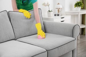 Как очистить диван от сильных загрязнений