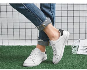 Белые женские кроссовки – универсальная обувь