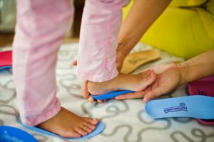 Стельки в детскую обувь: как выбрать и носить