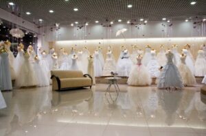 Готовимся к свадьбе: выбираем платье в свадебном салоне