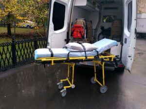 Услуги перевозки лежачих больных: куда обратиться за помощью