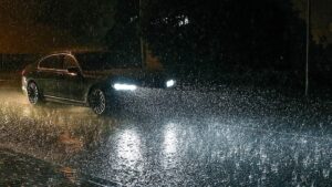 Вождение машины под проливным дождем: на это нужно обращать внимание