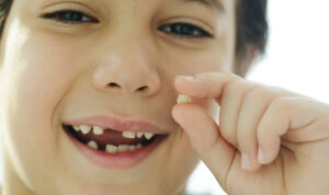 Почему важно лечить и удалять молочные зубы у детей