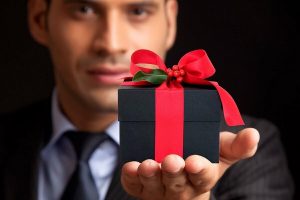 Как подобрать подарок на День Рождения для мужчины