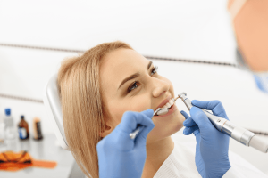 Как происходит профессиональная чистка зубов Air Flow