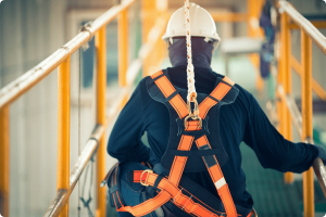 Защита при работе на высоте: важность использования средств индивидуальной защиты