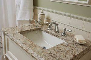 Искусственный камень в кухне и ванной комнате: практичность и эстетика в одном