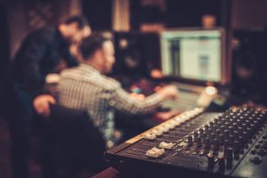 Выбор подходящей музыки для бизнеса: советы и рекомендации по созданию гармоничного звукового фона