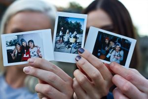 Возвращение к классике: фотографии в стиле Polaroid и их популярность в современной эпохе цифровых изображений